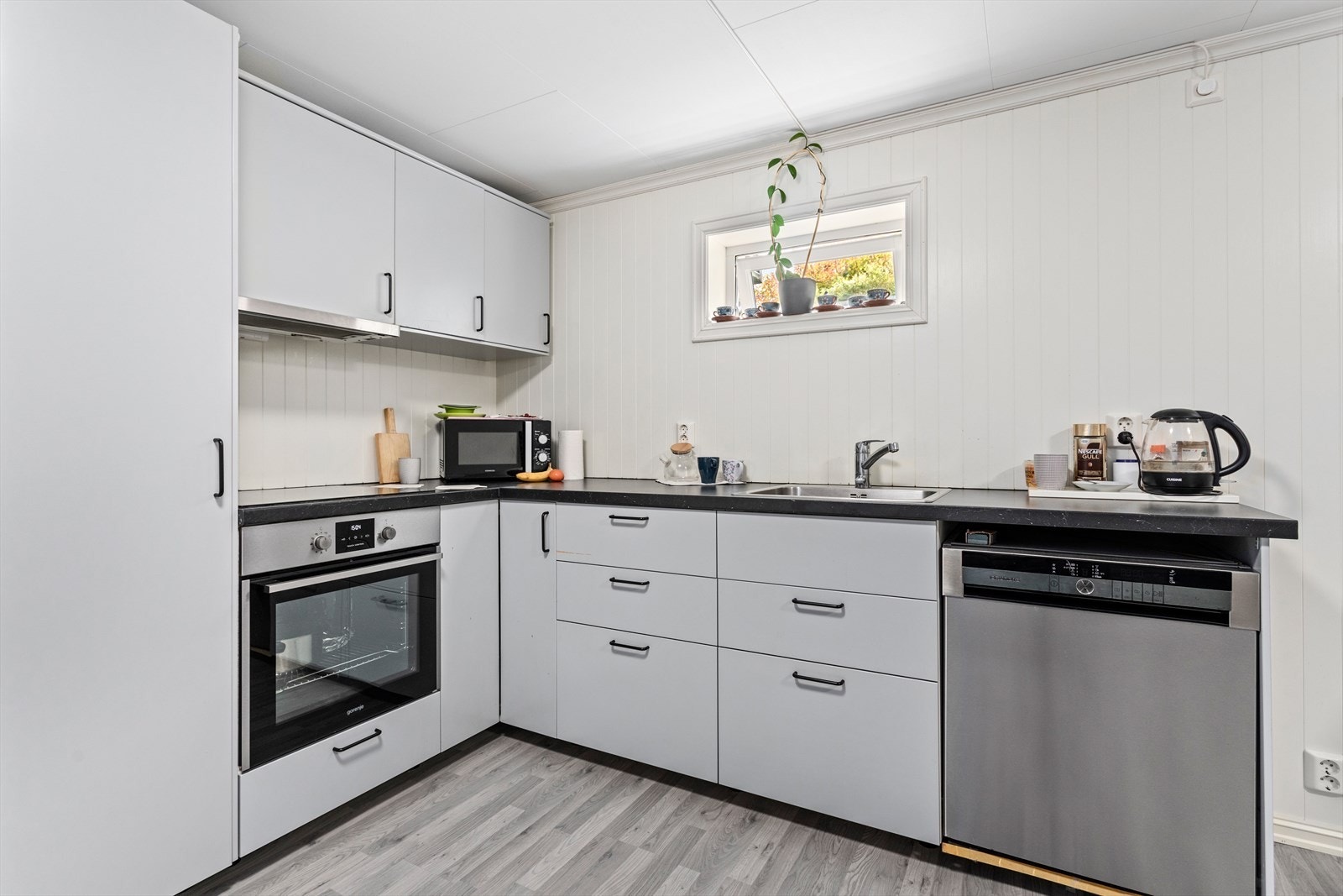 Innreiinga har måla frontar og innebygde kvitevarer som steikeomn, oppvaskmaskin og kjøleskåp. Galleribilde