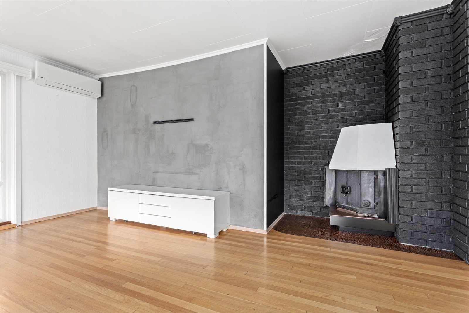 Som oppvarmingskjelder er det både varmepumpe og peisomn. Galleribilde