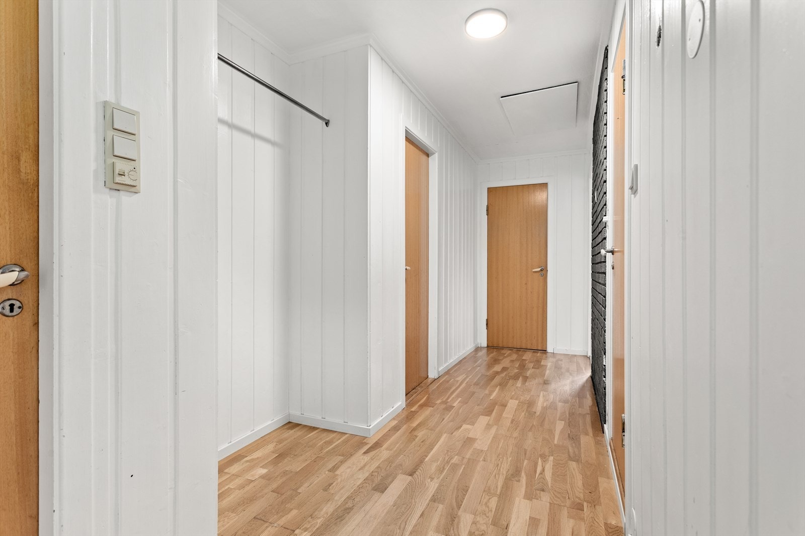 Lyst og romsleg gangareal med plass til oppheng av ytterklede. Galleribilde
