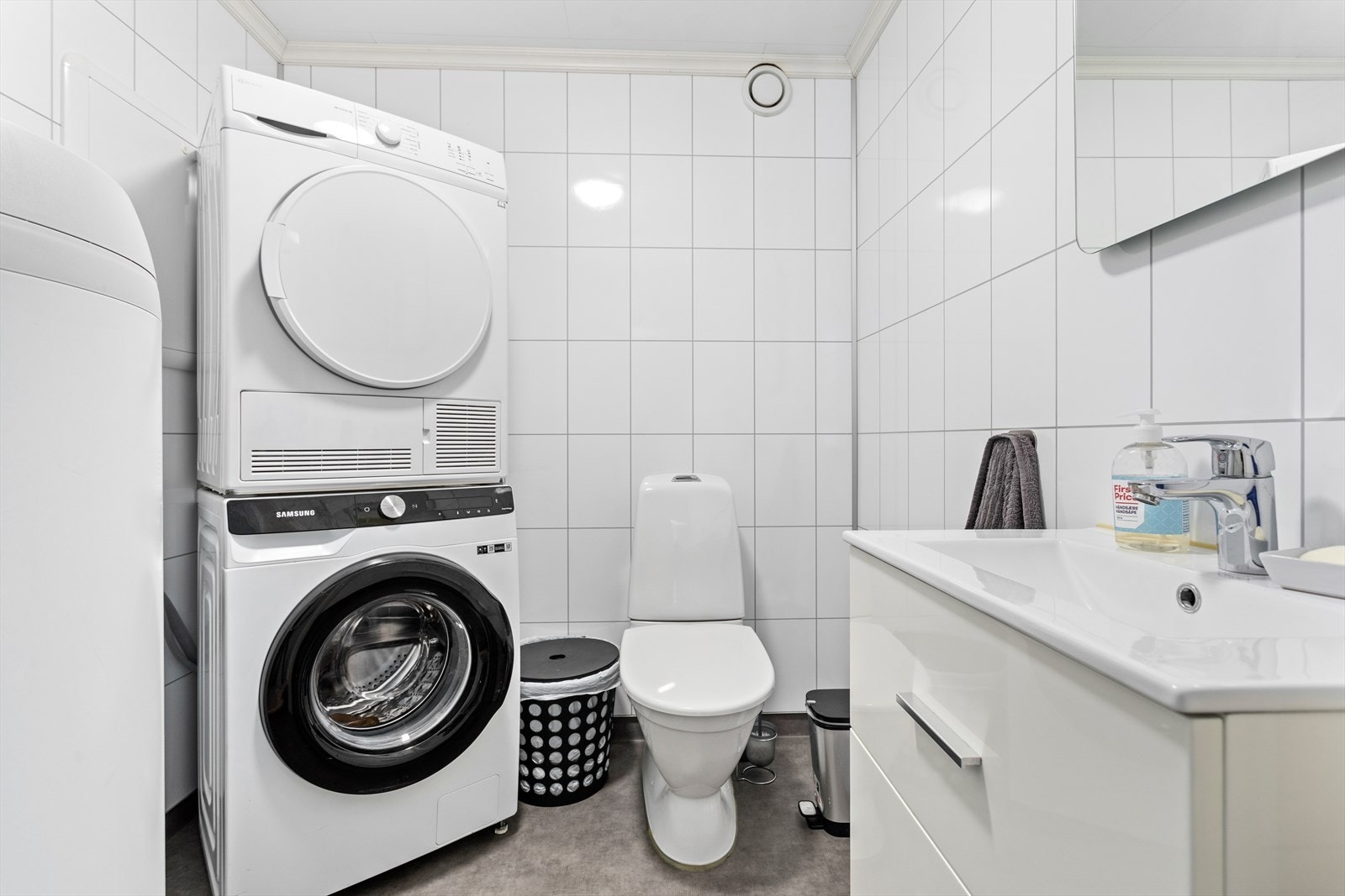 Praktisk vaskerom med WC - eit ekstra toalett er alltid kjekt å ha! Det er belegg på golv og baderomsplater på vegg. I taket er det kvite plater 60x120 i himling. Galleribilde