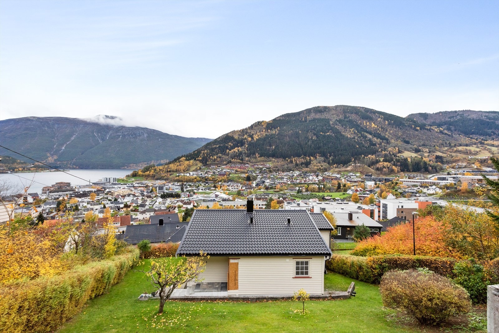 I hagen er det god boltreplass til mykje leik og moro. Galleribilde
