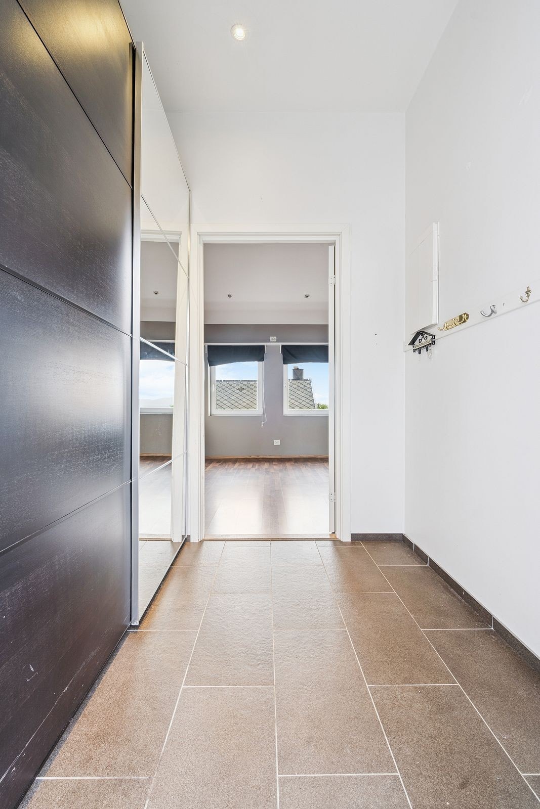 Velkommen inn! God plass for å henge fra seg yttertør og sette fra seg sko. Sameiet har inngang fra Håreks gate og har adkomst via utvendig trapp opp til etasjen. Galleribilde