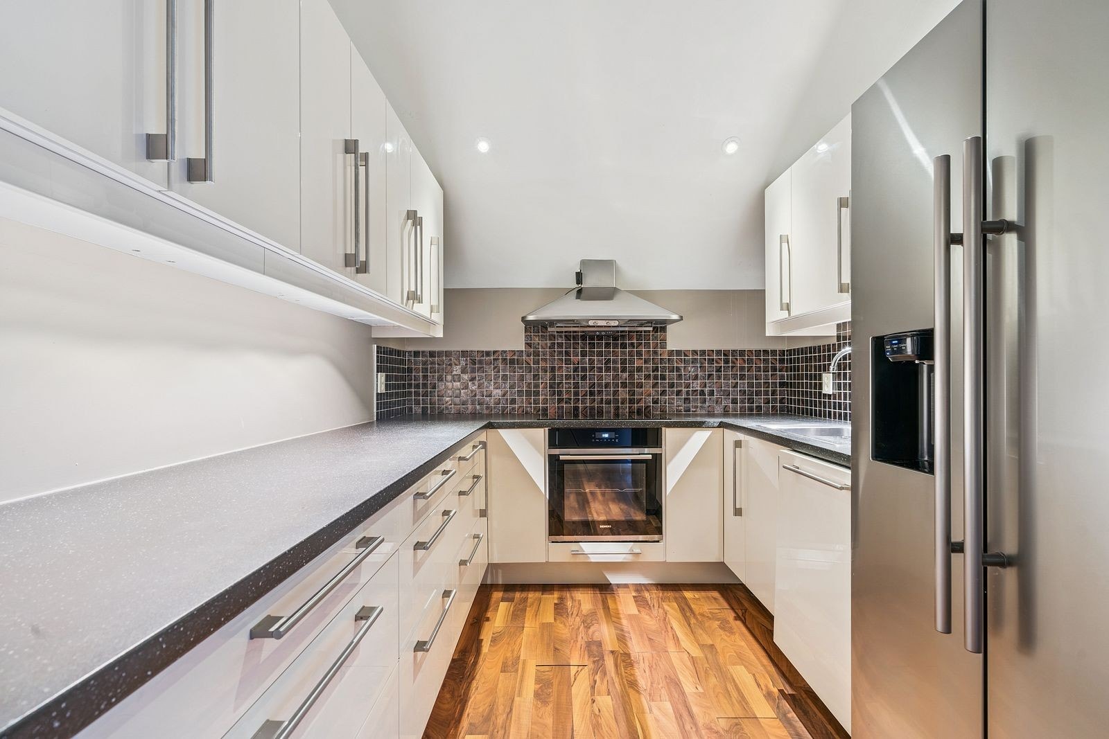 Praktisk og lekkert kjøkken med kort vei mellom arbeidssonene. (Skadene i gulvet er utbedret). Galleribilde