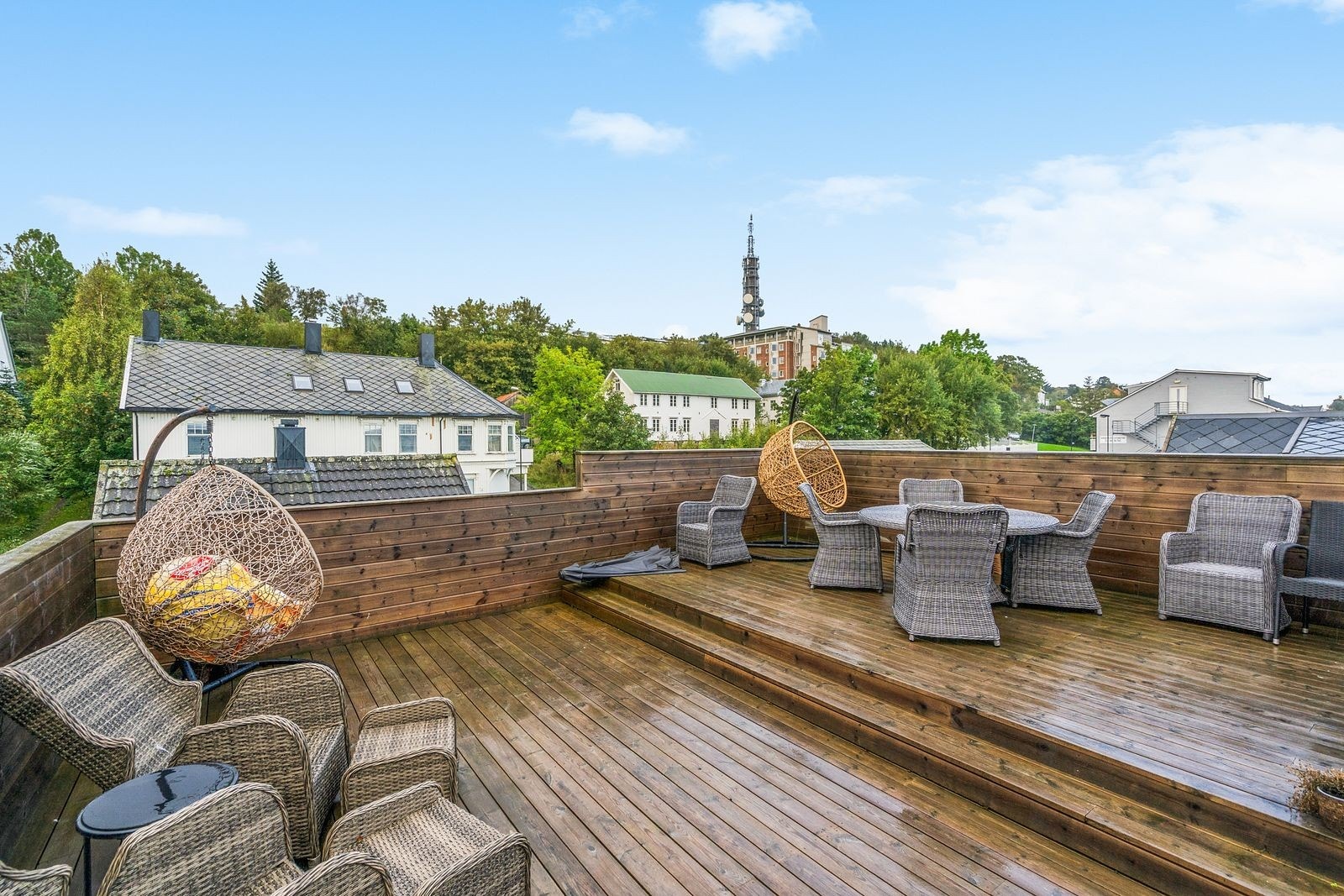 Egen takterrasse med en fantastisk utsikt over byen. Den har tette vegger som gir ly for vinden. Galleribilde