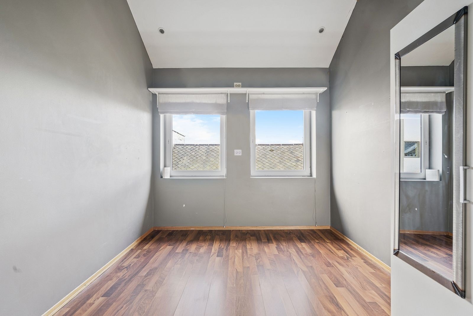 Et noe mindre soverom mot gaten. Galleribilde