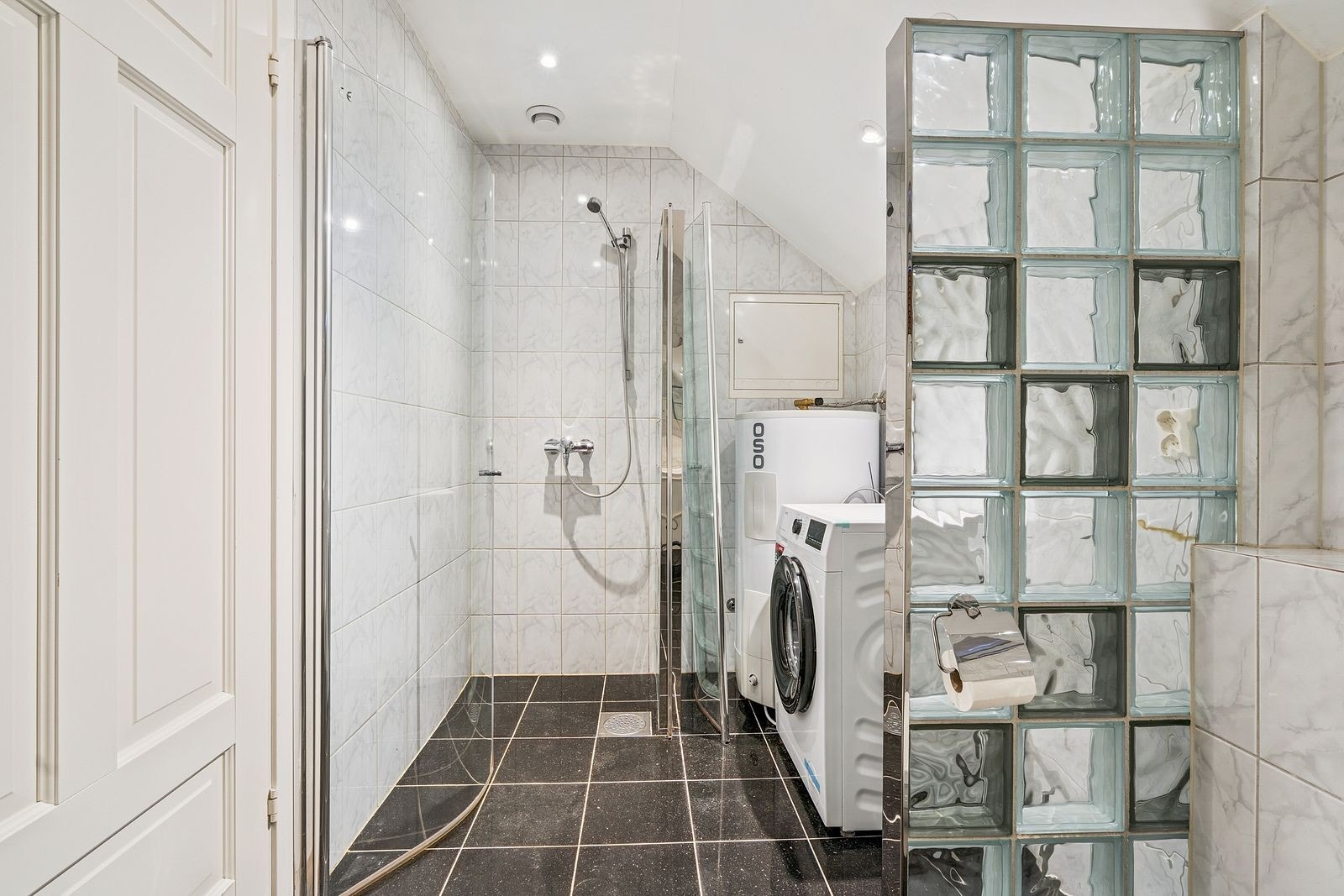 Praktisk med "egen avdeling" bak glassbyggervegg for vaskemaskin og varmtvannsbereder. Galleribilde