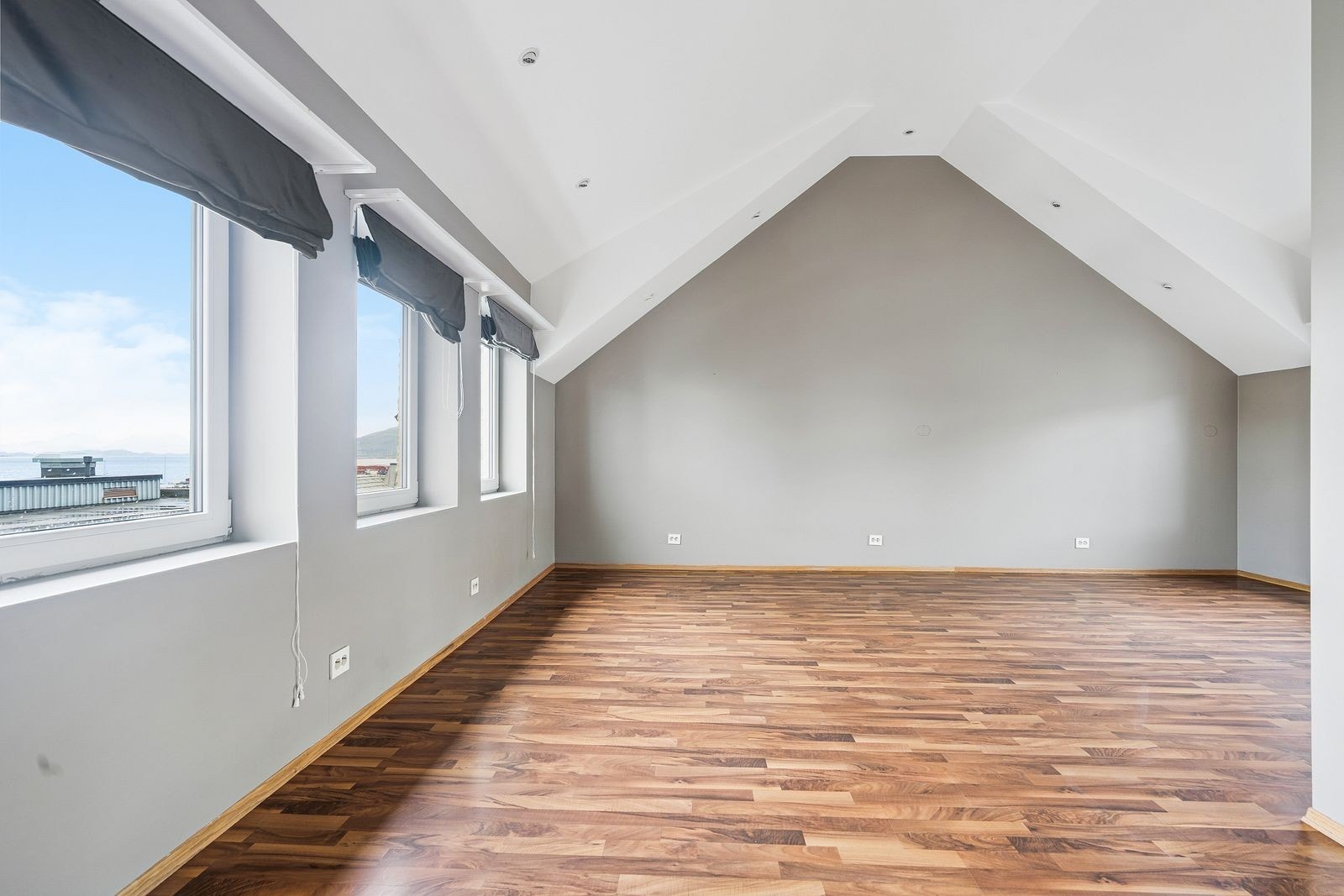 Høy himling i leiligheten gir en åpen og luftig atmosfære. Vinduer som slipper inn lys fra begge sider av leiligheten gir god lysspredning i stuerommet. Galleribilde