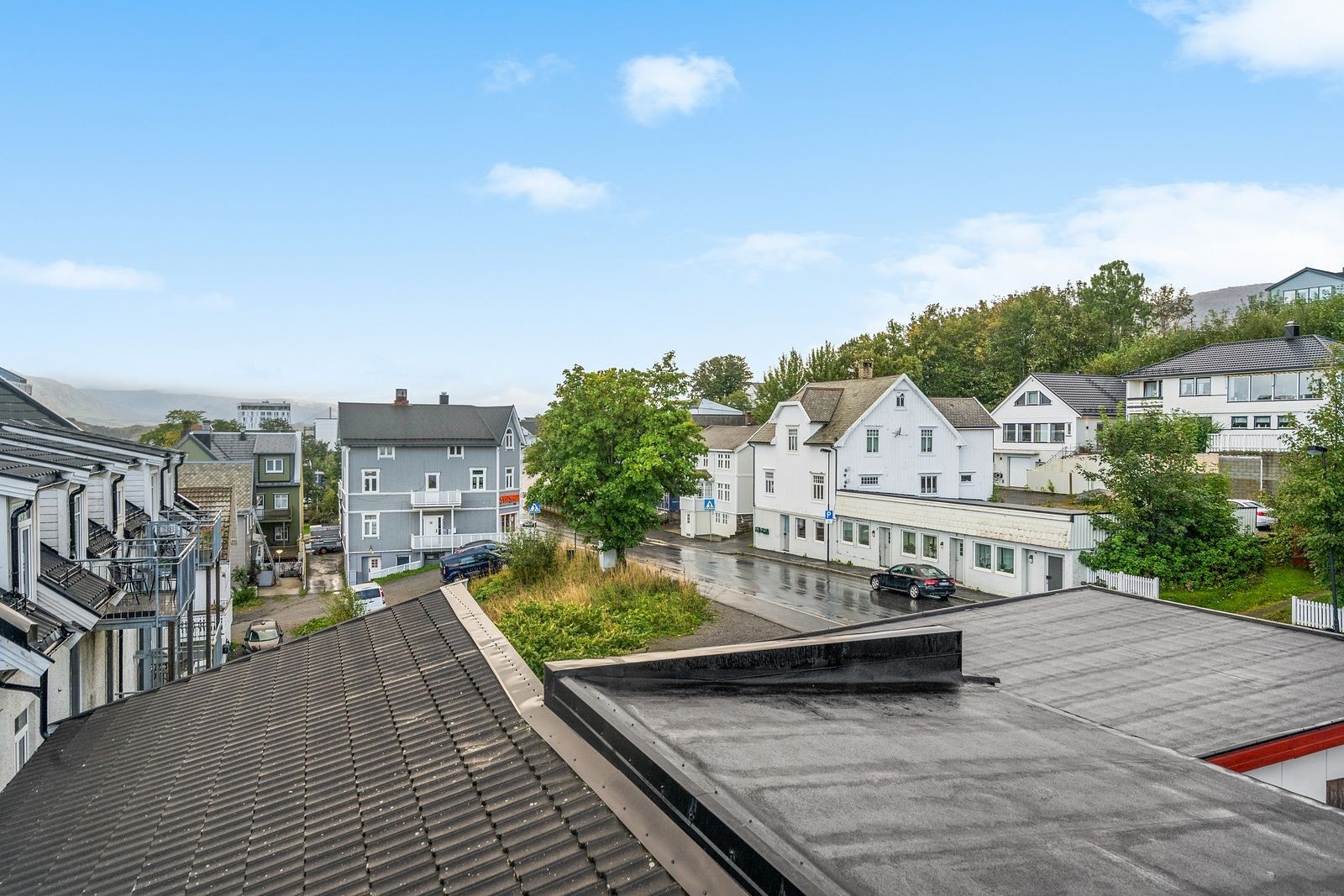 Leiligheten ligger i sentrum, men allikevel tilbaketrukket fra småbylivet. Det er et rolig område. Galleribilde