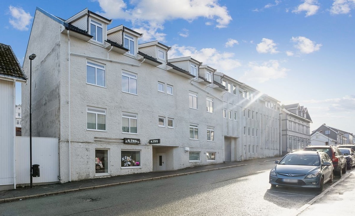 Velkommen til Tkg 48 - en toppleilighet i sentrum av Sandnessjøen med utsikt, takterrasse og gode materialvalg.
De borterste øverste vinduene (8 stk.) i det hvite murbygget tilhører leiligheten. Galleribilde