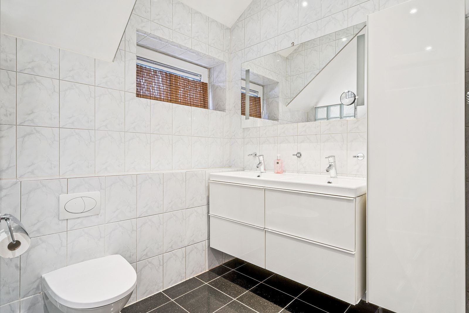 Romslig baderom med mye skapplass. Flott størrelse til formålet. Galleribilde