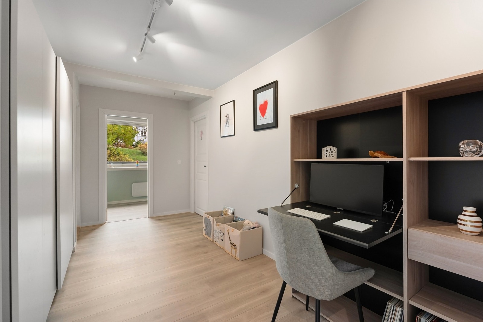 Boligen ble tilbygget i 2022 med to soverom, baderom og gang/allrom med flere bruksmuligheter Galleribilde