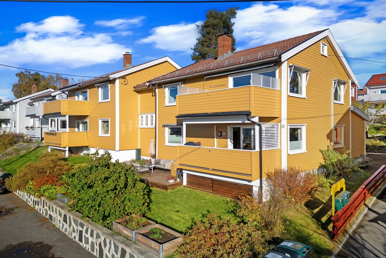 Flotte uteområder med boltreplass for barna og andre aktiviteter Galleribilde