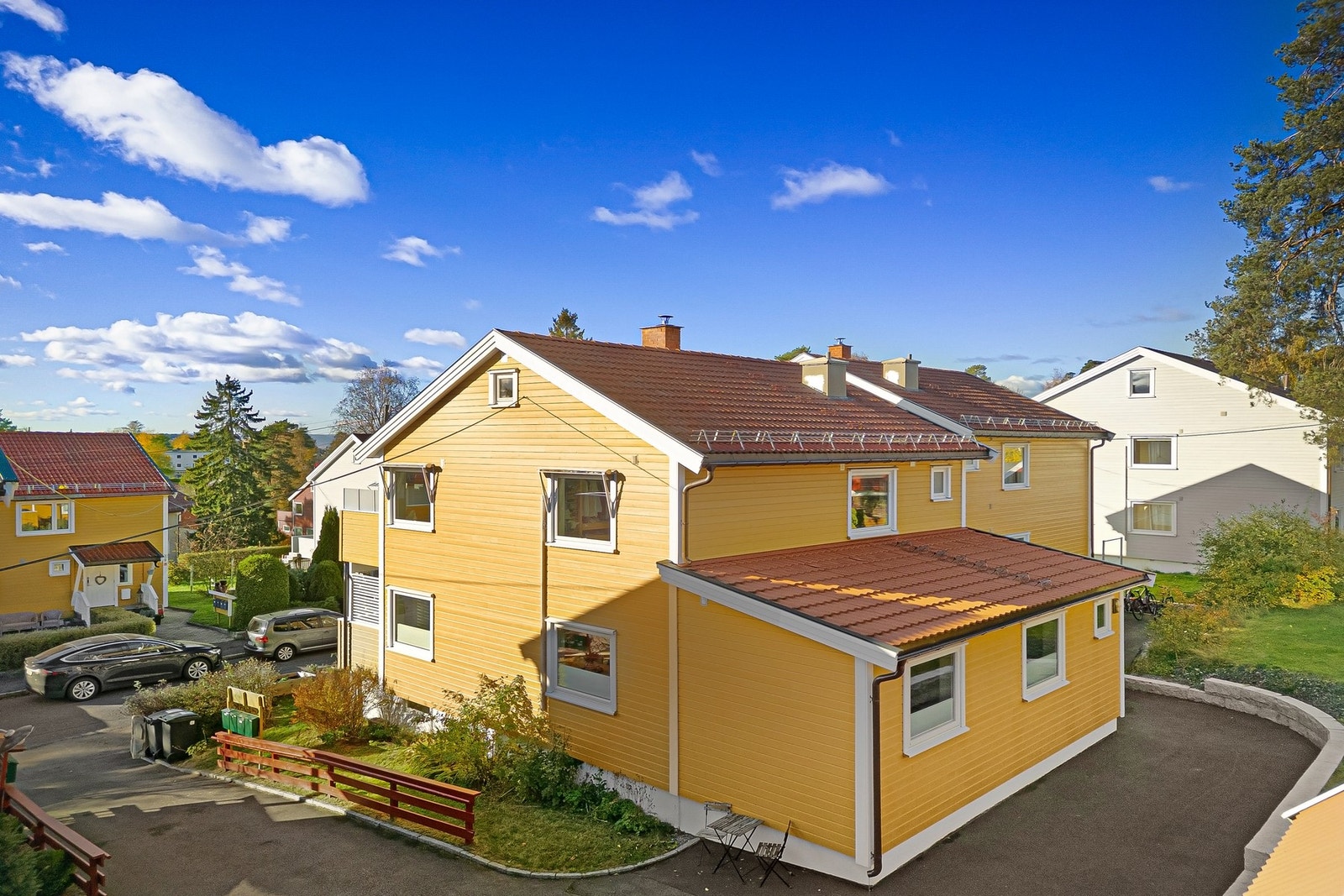 Asfaltert adkomst og pene fellesområder Galleribilde