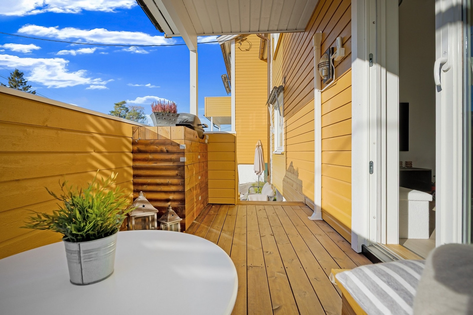 Veranda på 8 m² med trapp ned til terrasse og gressplen Galleribilde