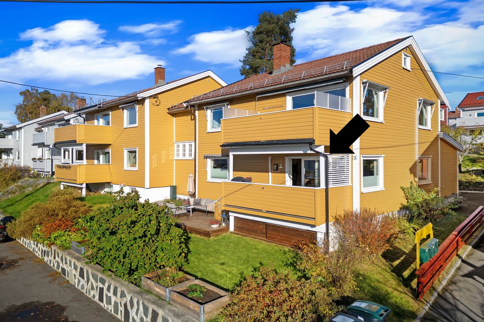 Boligen har en flott beliggenhet i 1. etasje med direkte utgang til solrike uteplasser Galleribilde