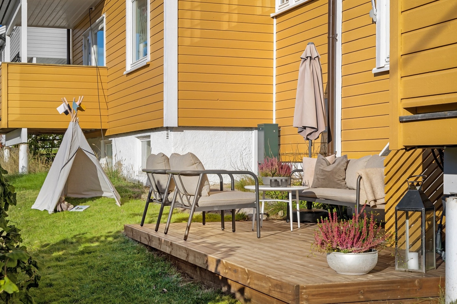 Boligen har adkomst til terrasse på 12 m² og videre ut på felles gressplen Galleribilde