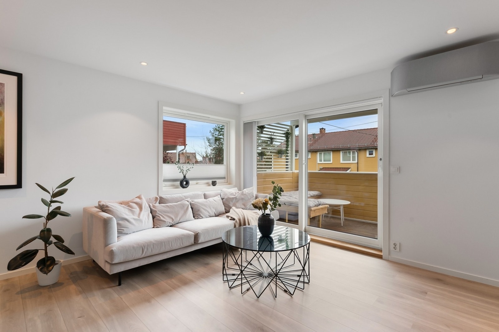 I stuen er det i 2025 montert varmepumpe Galleribilde