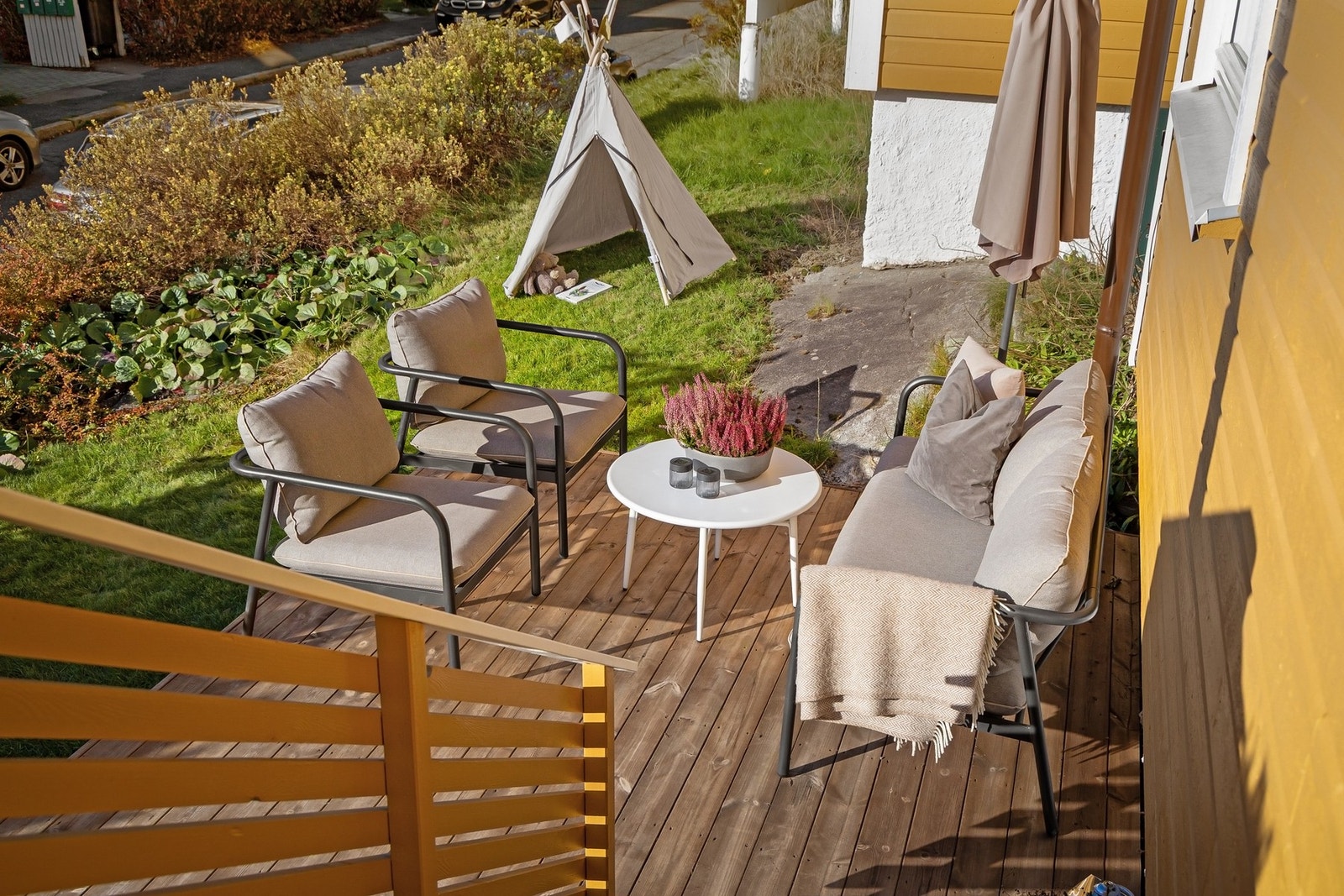 Trappen fører deg videre ned til terrassen og gressplenen Galleribilde