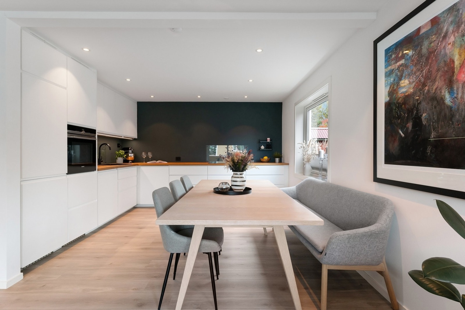 God plass til stort spisebord i tilknytning til kjøkkenet Galleribilde