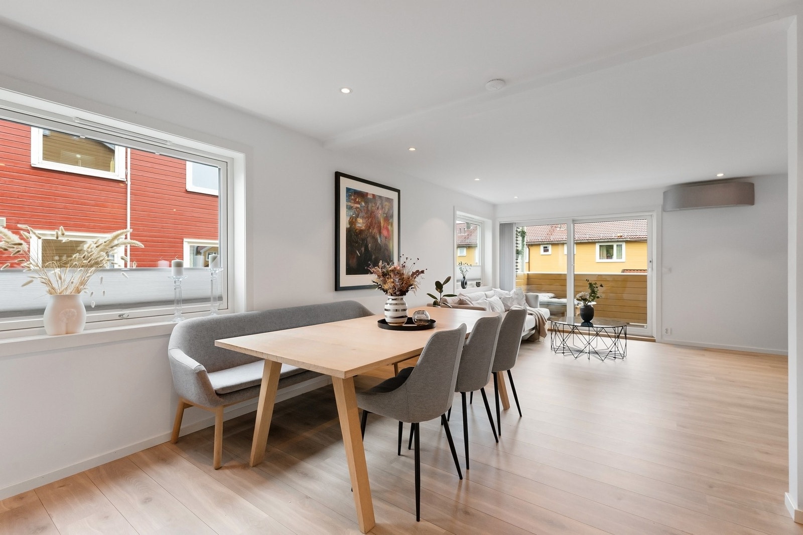 Vinduer og verandadør i boligen er fra 2011 og 2022 Galleribilde