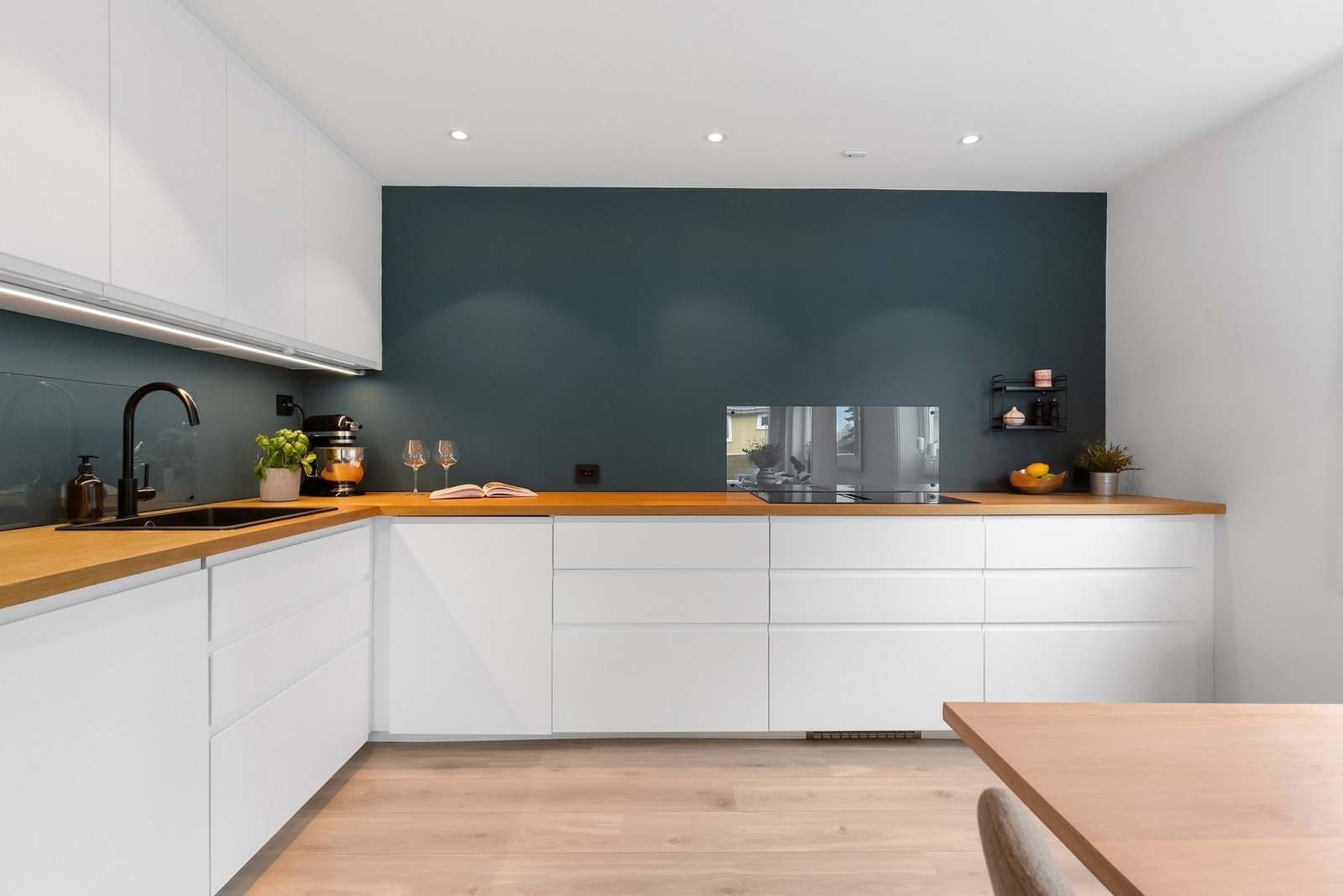 Stilren innredning med god benke- og skapplass Galleribilde