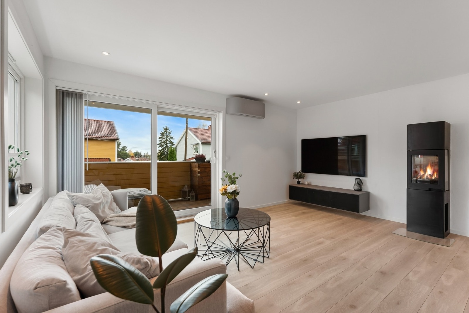 I stuen er det også satt inn ny peisovn Galleribilde