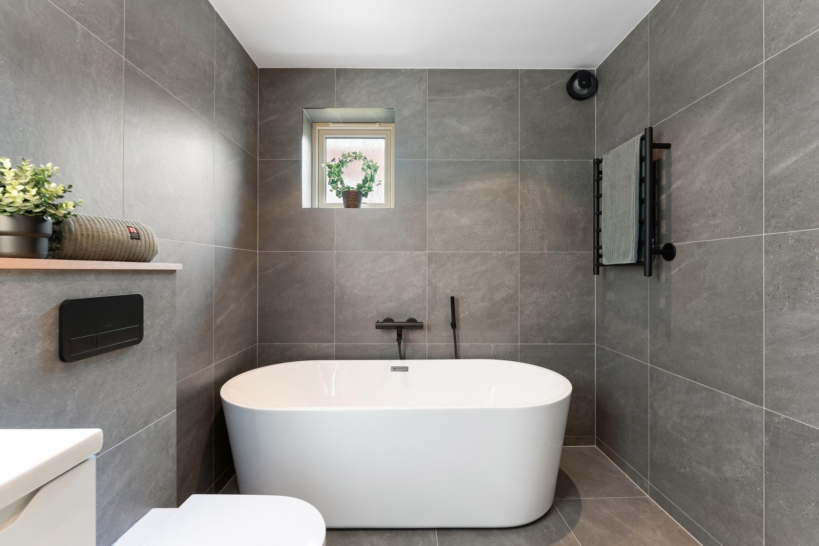 Lekkert og moderne baderom som er etablert i 2022 Galleribilde