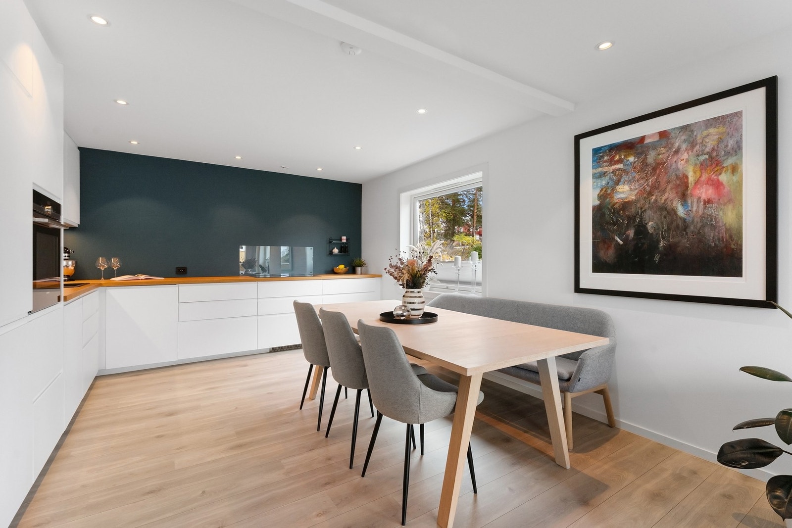 I forbindelse med oppussingen er kjøkkenet flyttet til åpen løsning Galleribilde