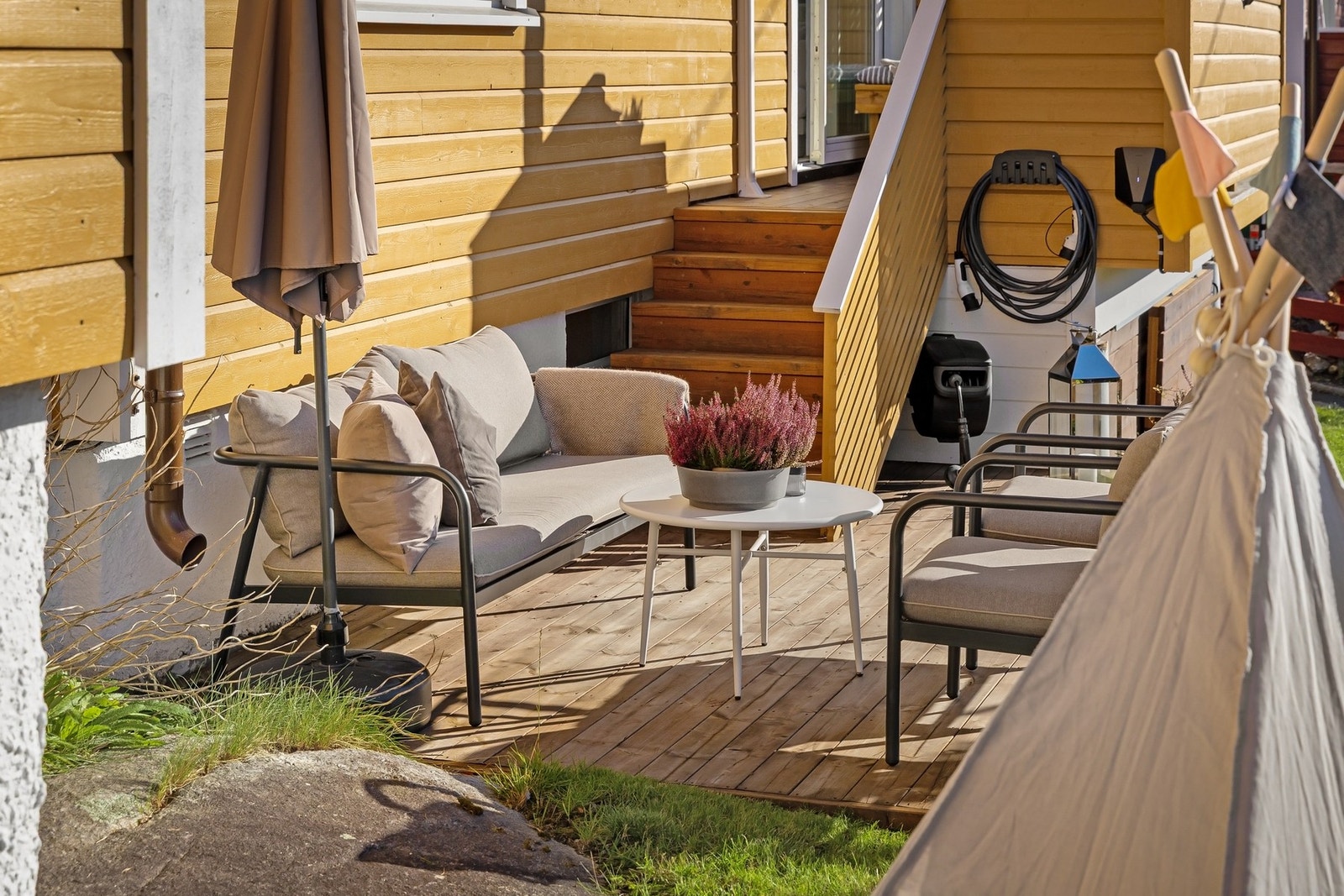 Terrasseplattingen er bygget på fellesareal, men benyttes i praksis privat Galleribilde