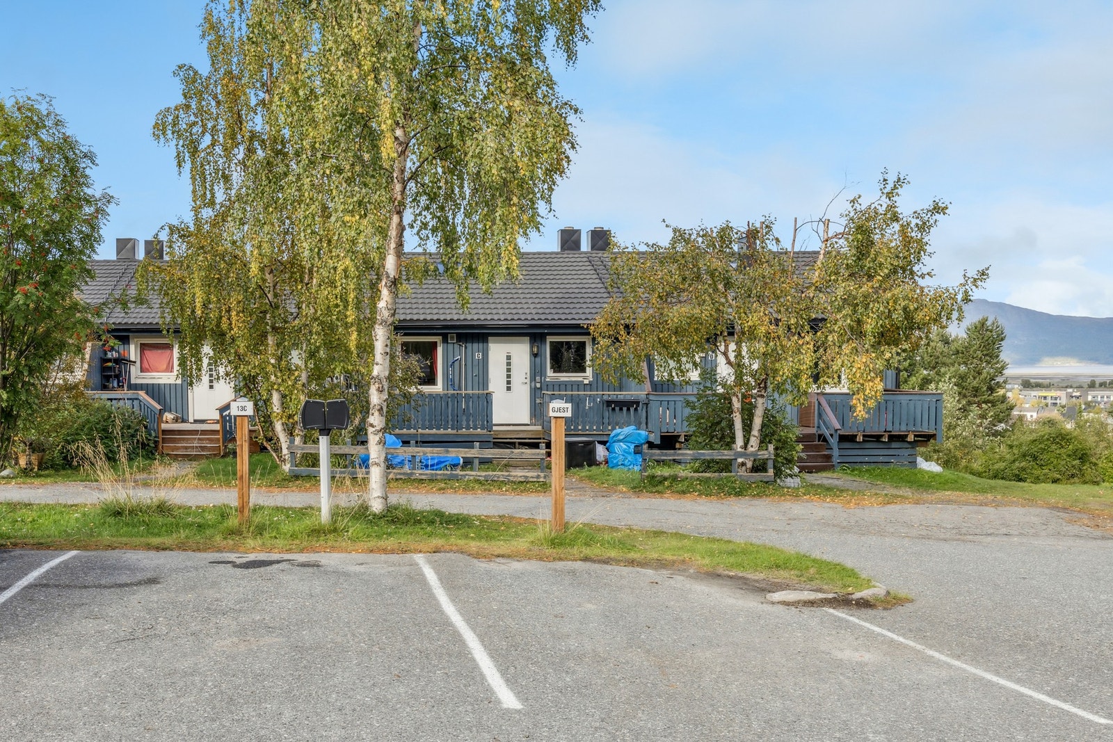 Leiligheten disponerer en oppmerket p-plass med motorvarmeruttak Galleribilde