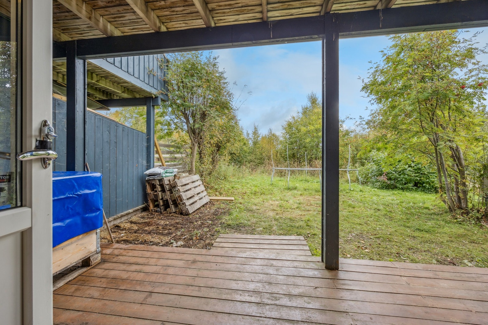 Platting i sokkeletasjen med direkte tilgang til hage Galleribilde