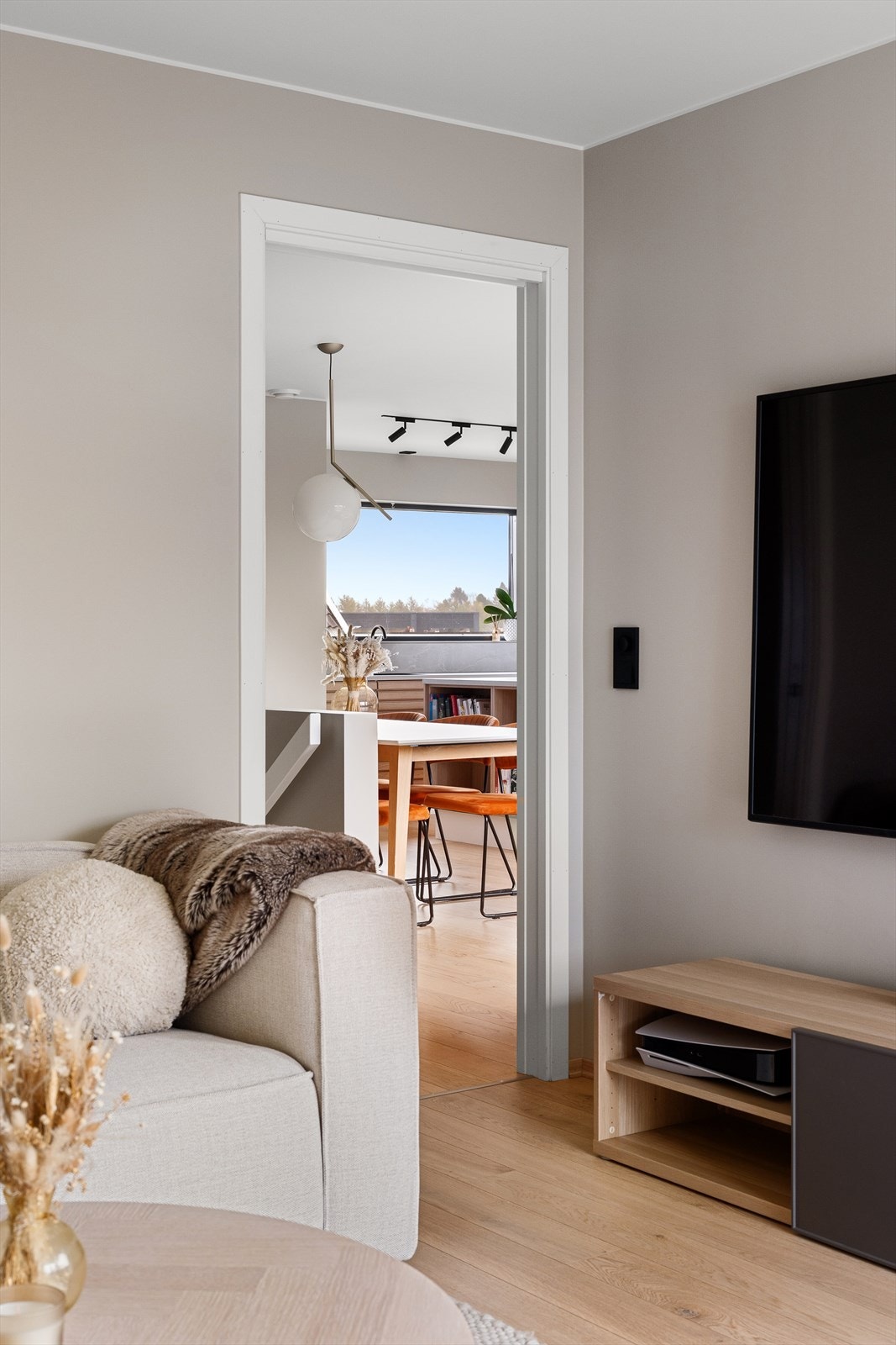 Den separate stueløsningen gir mulighet for et mer skjermet og rolig oppholdsrom, samtidig som planløsningen bevarer den åpne og luftige følelsen. Galleribilde