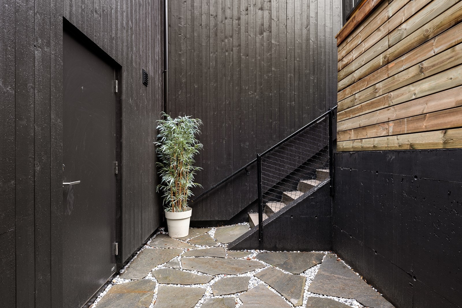 Utgang fra garasje med trapp opp til terrassen Galleribilde