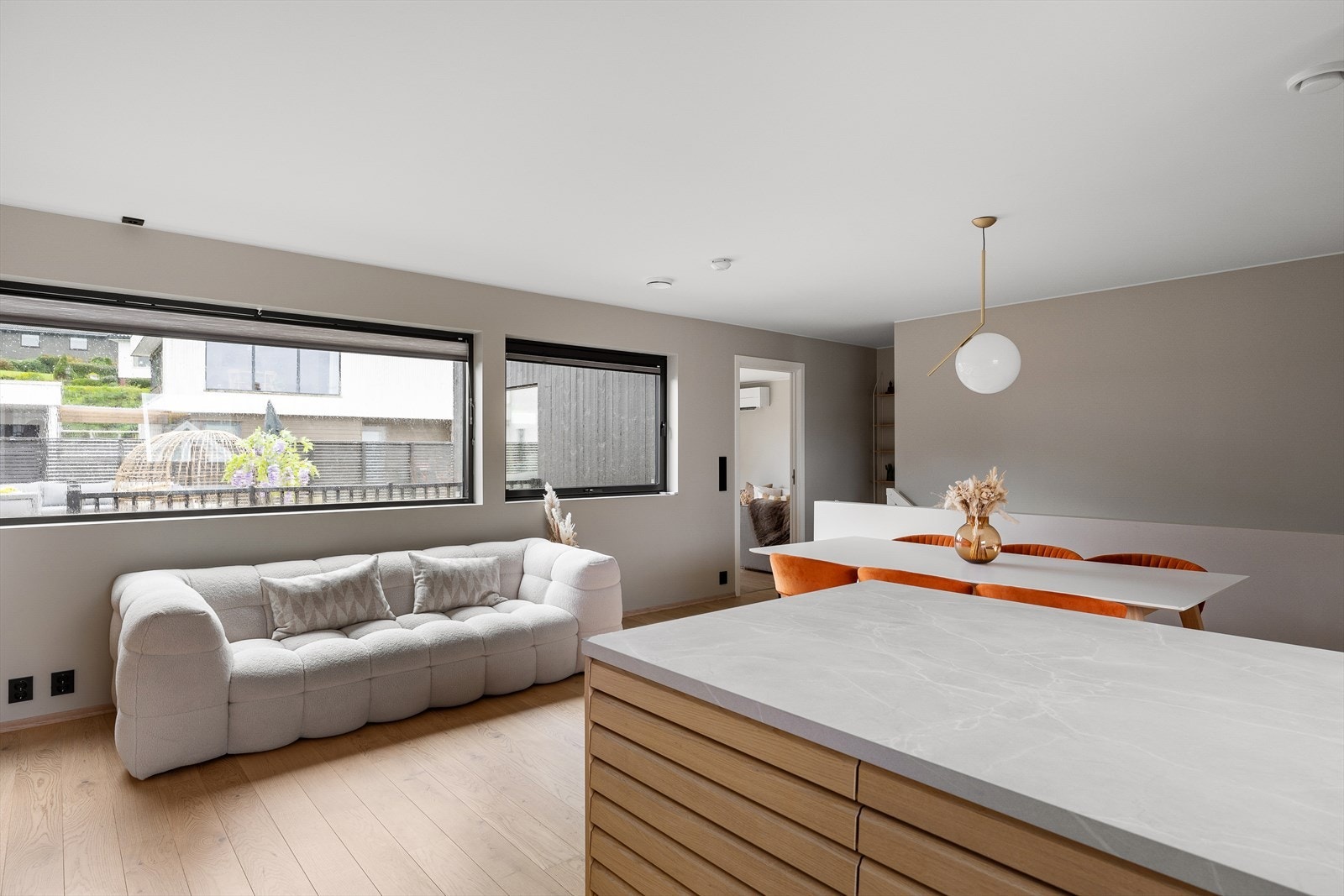 Lys og moderne oppholdsone med store vinduer og god plass til både sofakrok og spisebord. Galleribilde