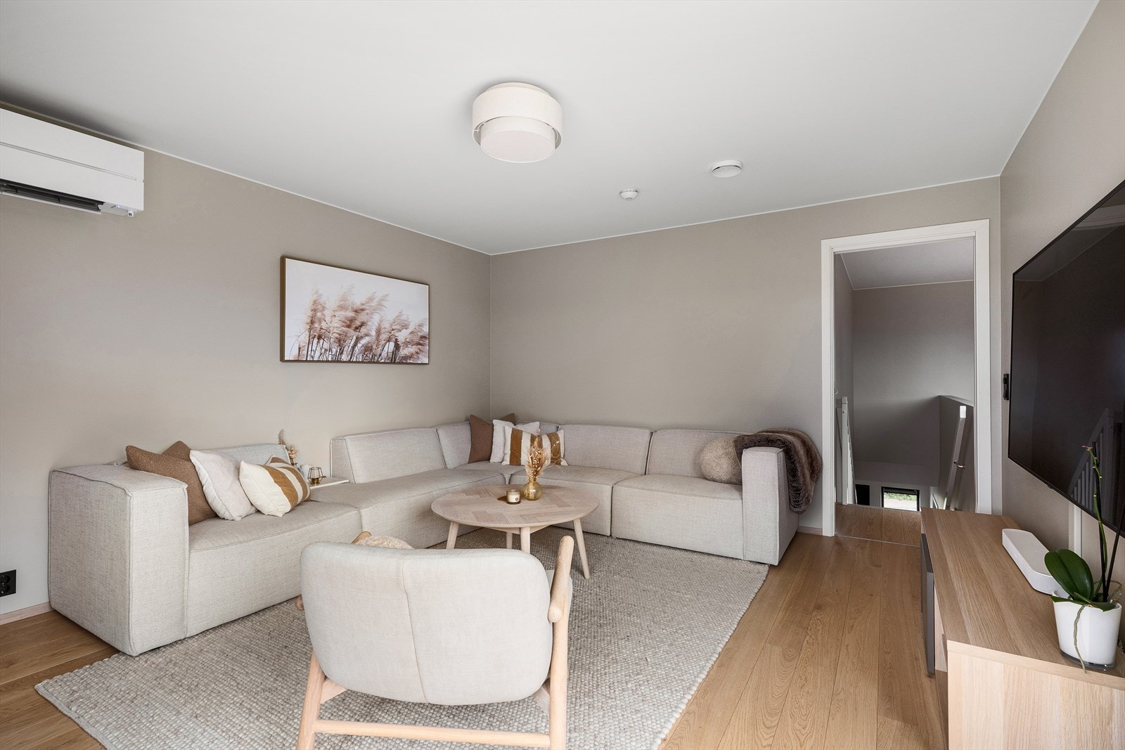 I stuen er det god plass til sofagruppe. Galleribilde