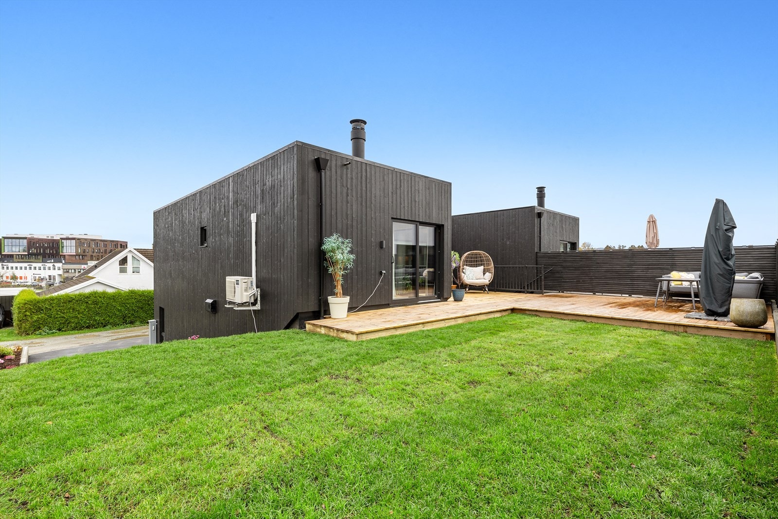 En solrik og romslig hage med rikelig plass til lek og trivsel for hele familien. Galleribilde