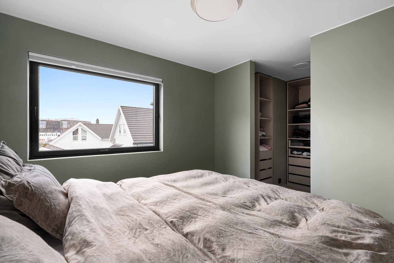 Hovedsoverom i 2.etg med garderobeløsning og stort vindu som gir rikelig dagslys. Galleribilde