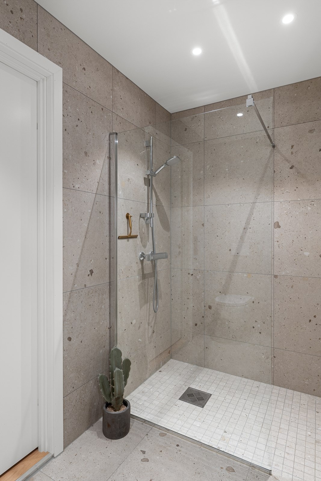 Nydelig flislagt dusjsone med moderne innredning og glassvegg. Galleribilde