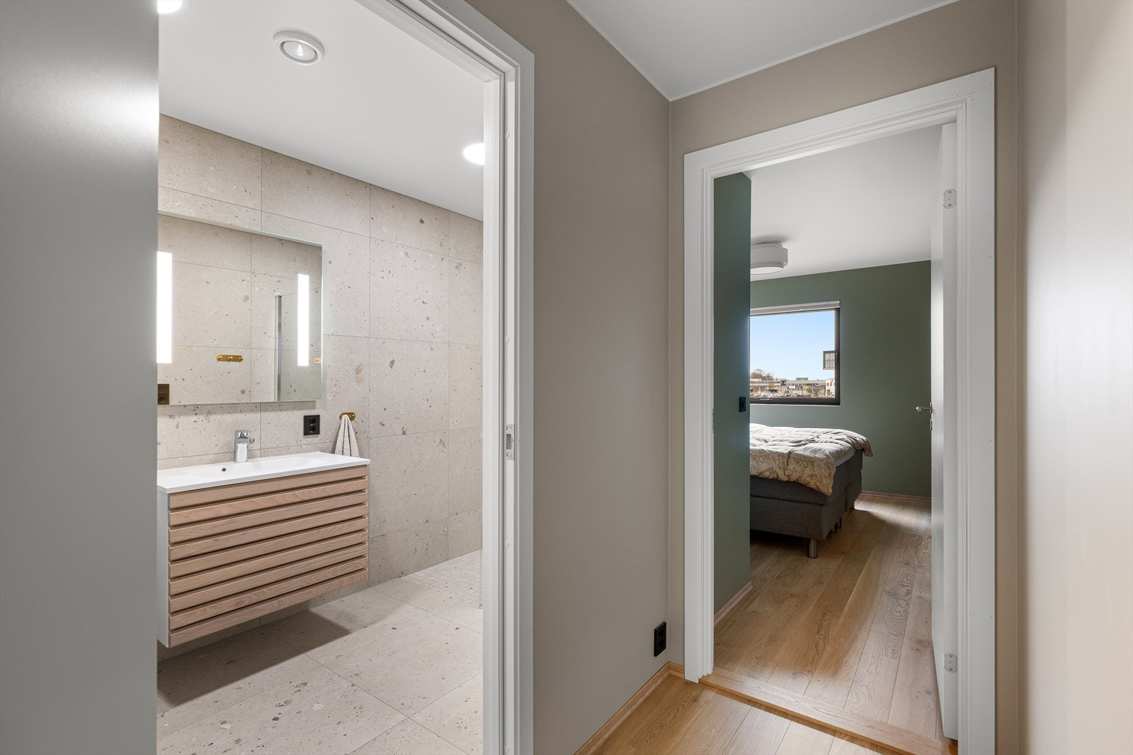 Lys gang med adkomst til både bad og hovedsoverom. Galleribilde