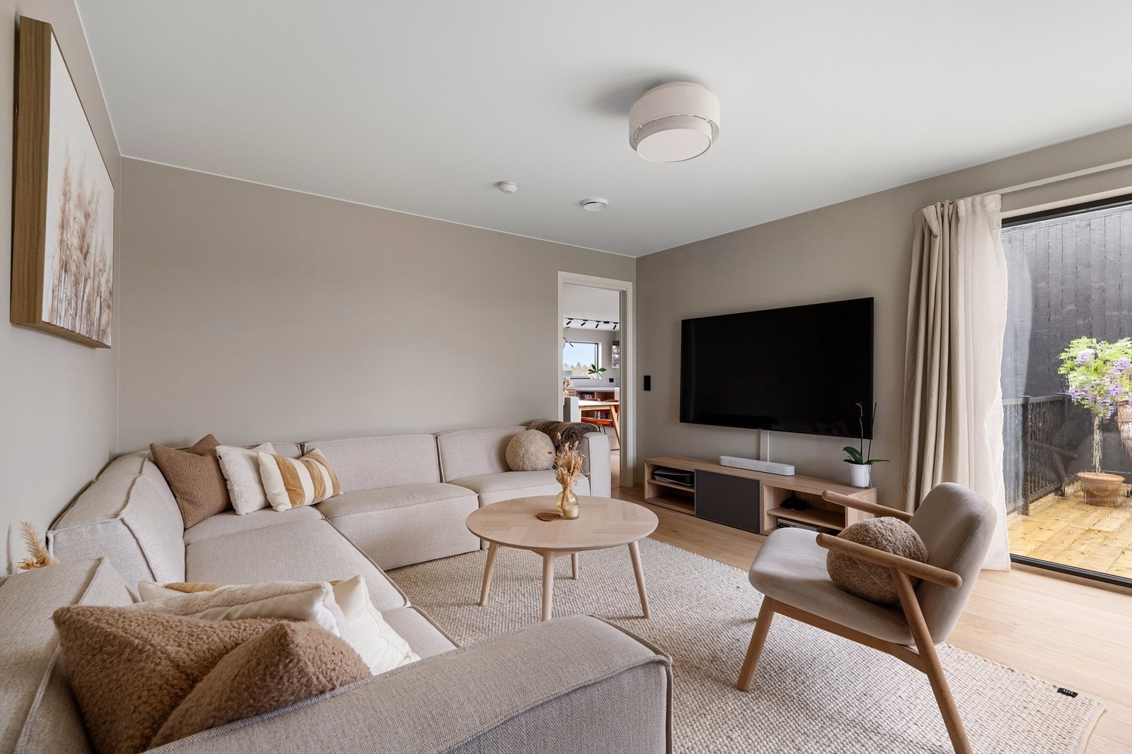 Rommet har store vindusflater som gir godt lysinnslipp, og herfra er det direkte utgang til en solrik terrasse. Galleribilde