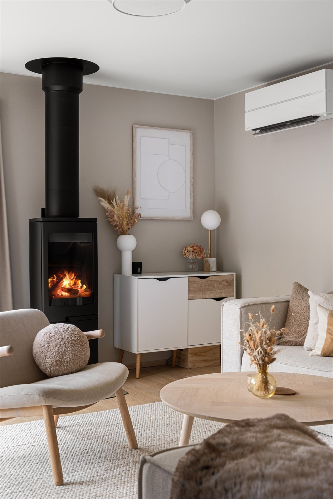 Stuen er utstyrt med både varmepumpe og vedovn. Vedovnen skaper en varm og hyggelig atmosfære. Galleribilde