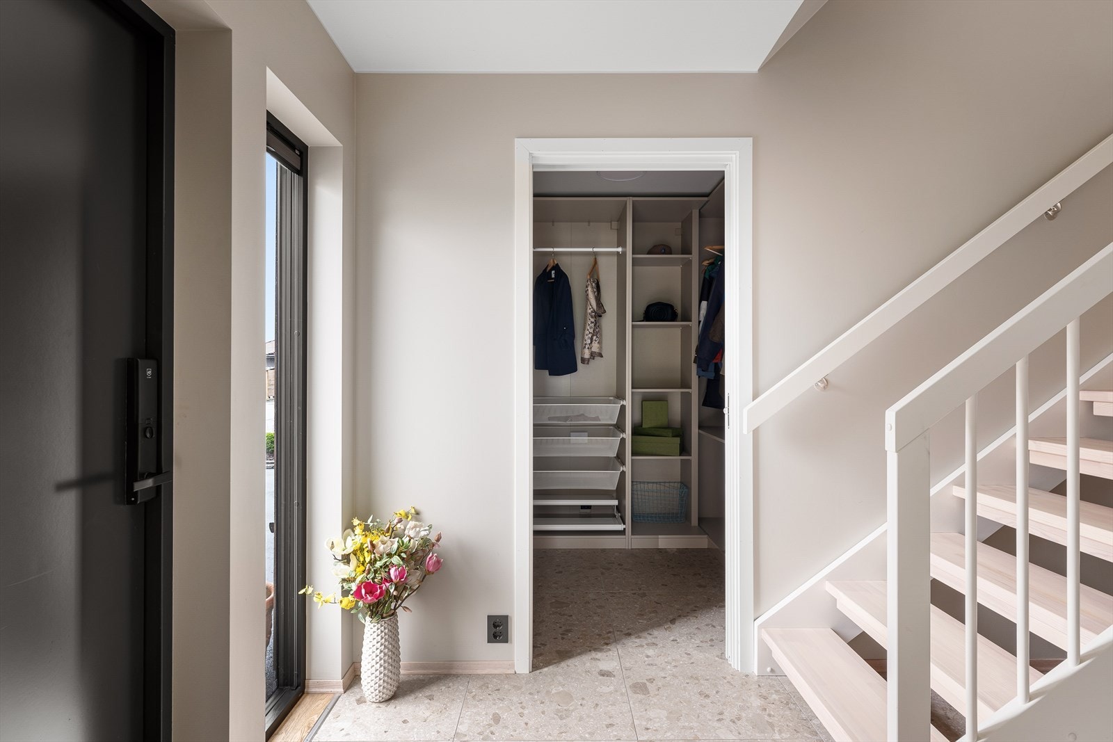 Praktisk garderobeløsning rett ved inngang - ideelt for oppbevaring av yttertøy og sko. Galleribilde