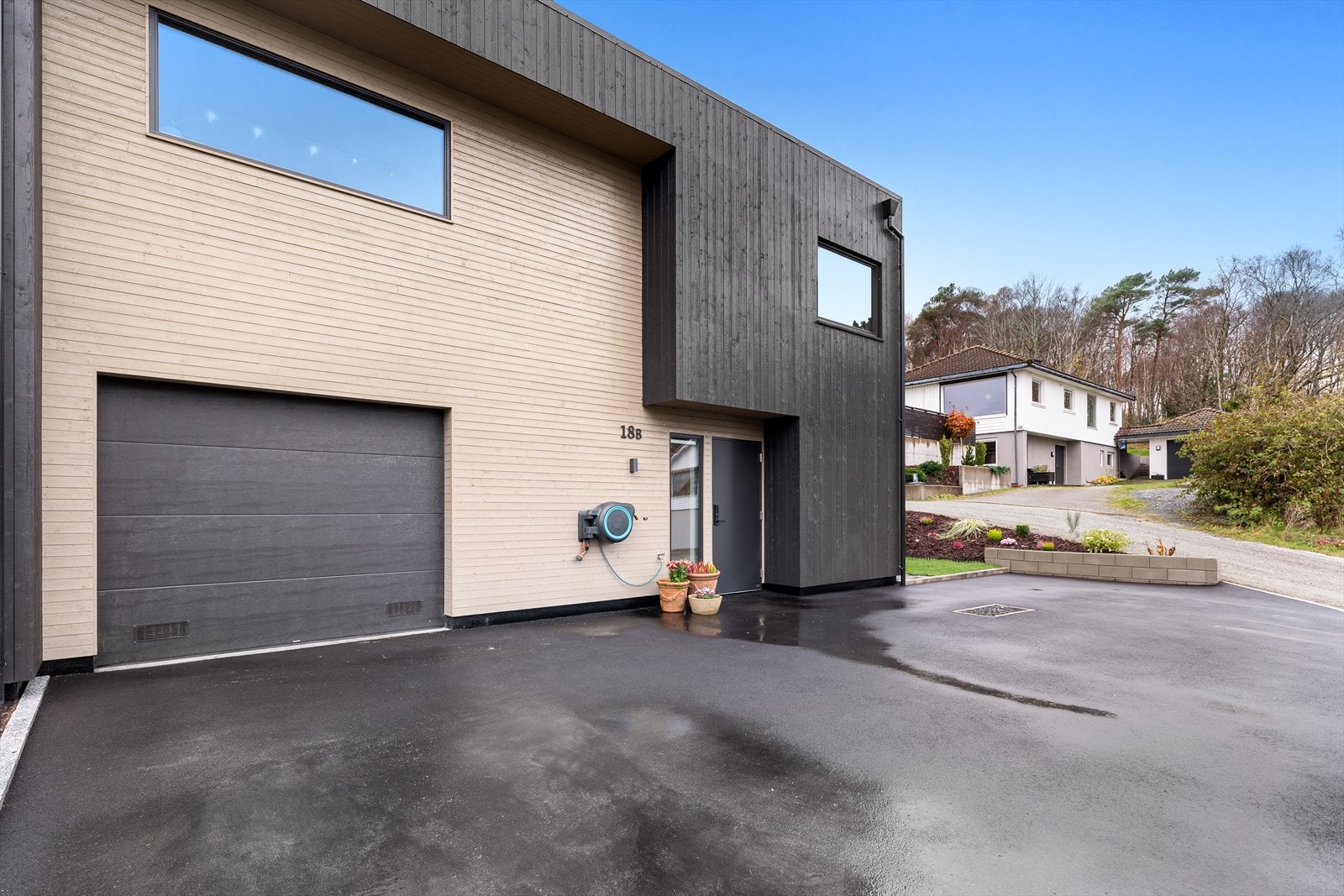 Garasje med elbillader og romslig gårdsrom med gode parkeringsmuligheter Galleribilde