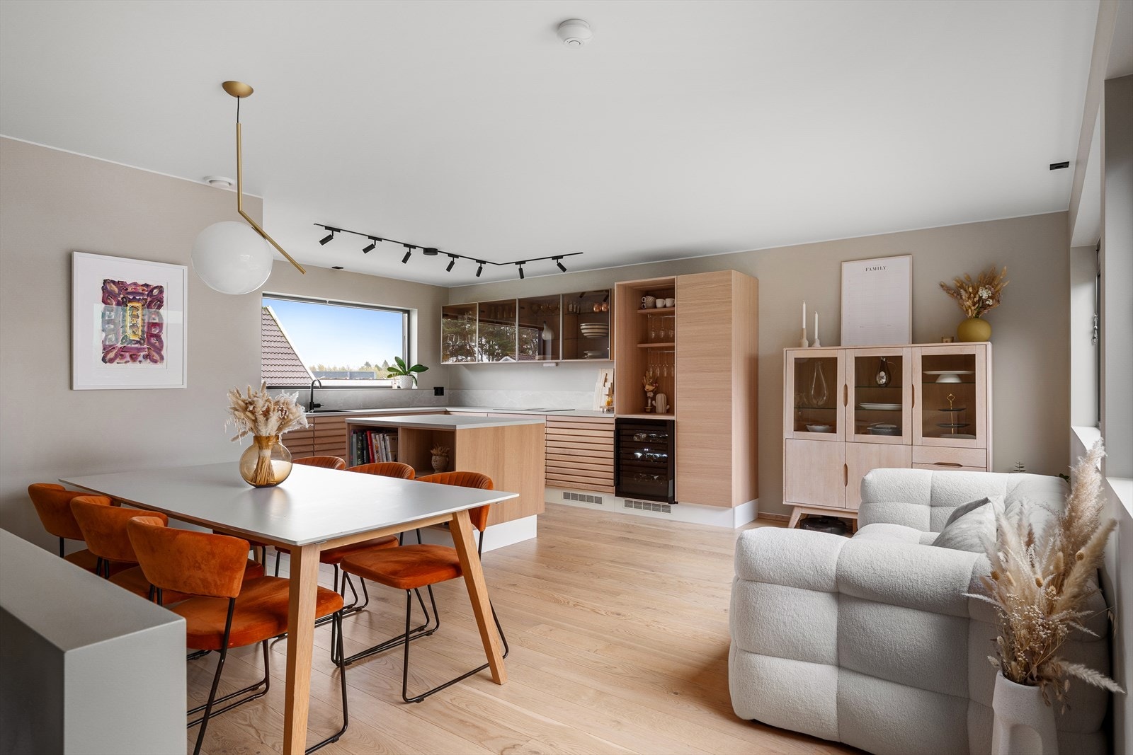 Lun og gjennomført stil med kjøkken og spisestue i åpen løsning - en naturlig samlingsplass for familie og venner. Galleribilde