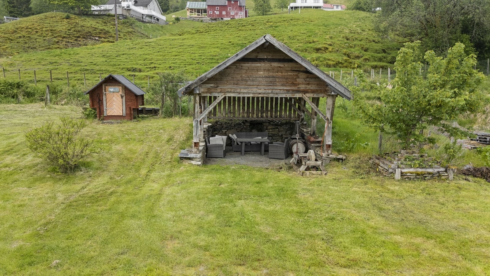 Grindhus som vert nytta som garasje. Galleribilde