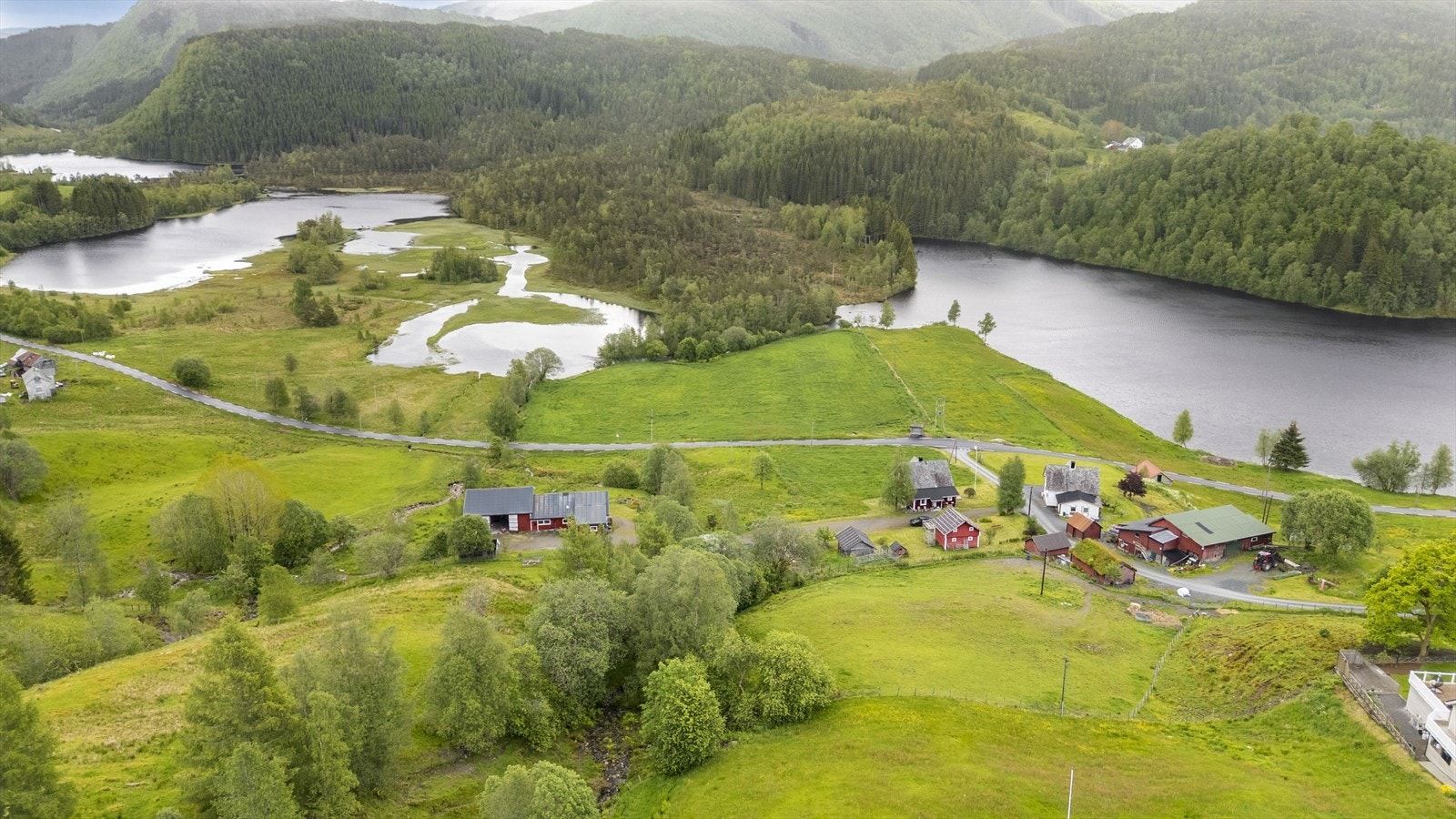 Eigedommen har både dyrka jord og skog. Her føl og jakt- og fiskerettar. Galleribilde