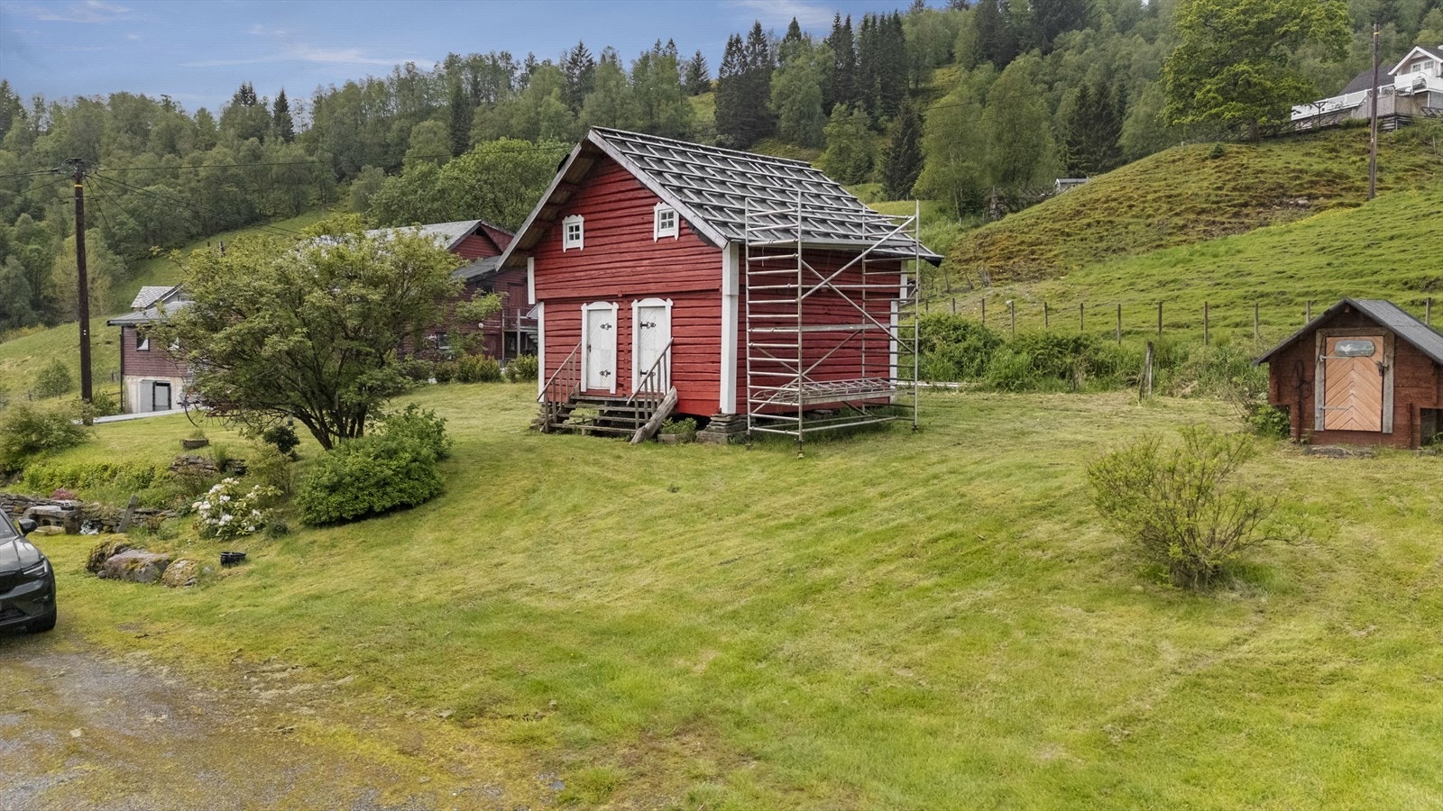 Stabbur frå 1870 som vart flytta til eigedommen i 2016. Galleribilde