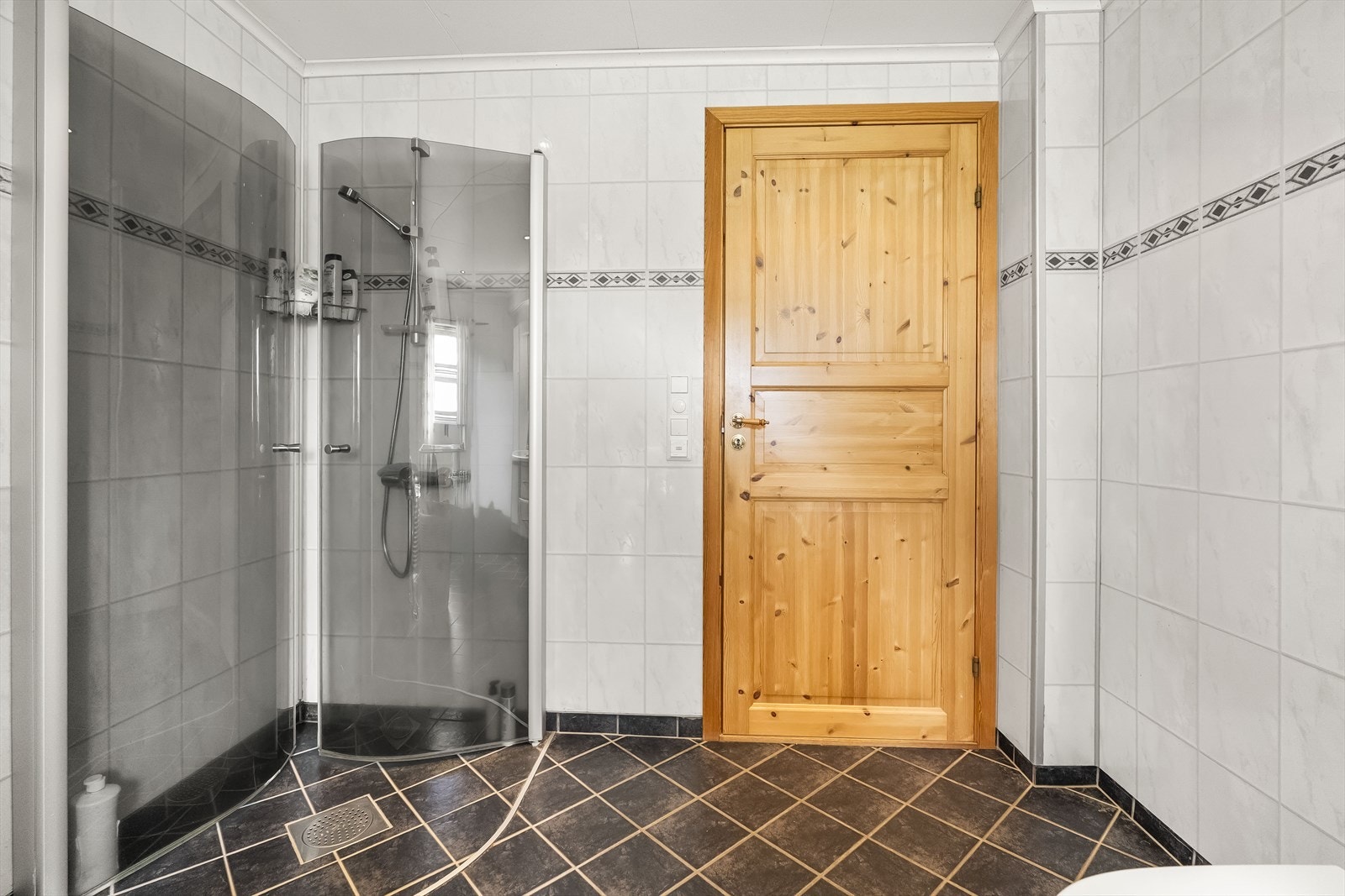 ... og to bad. Galleribilde