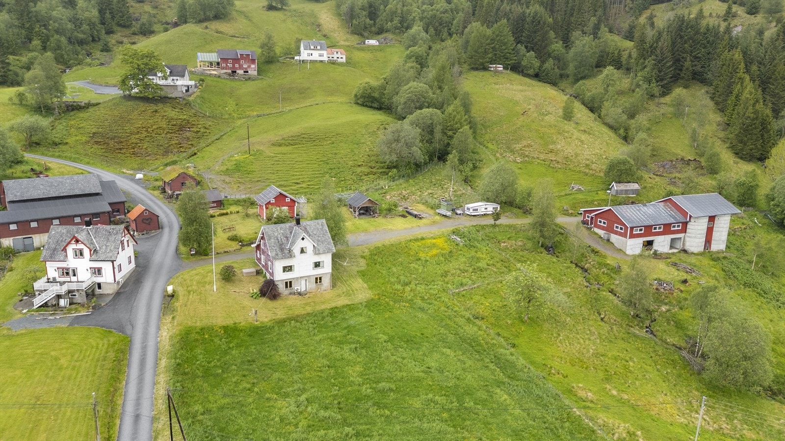 Gårdsbruk med våningshus, driftsbygning, stabbur og grindbygg... Galleribilde