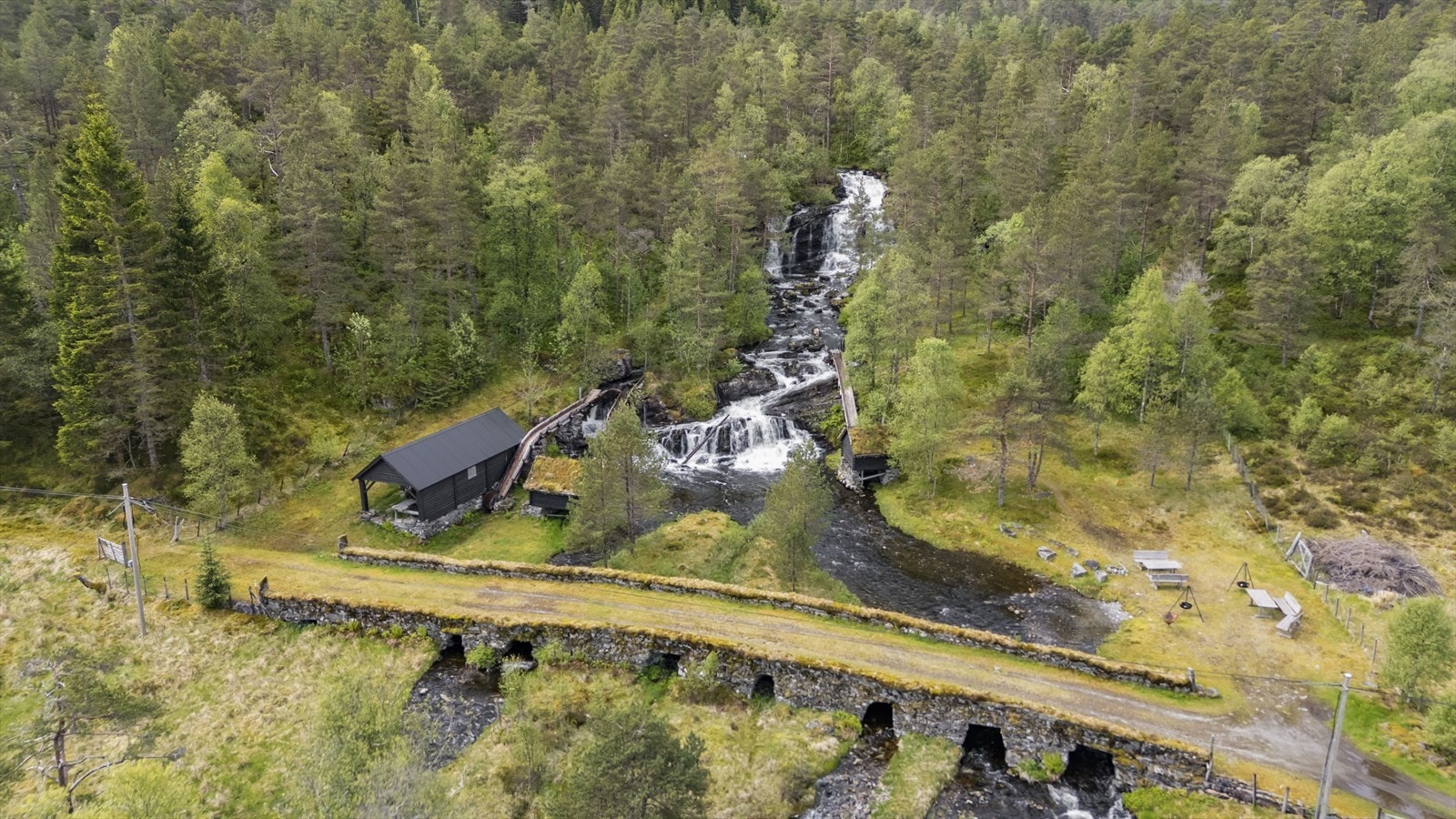 Som eigar av landbruket har ein jaktrett i jaktlag. Bruket har fellingskvote som utgjer om lag 4 dyr pr år. Galleribilde